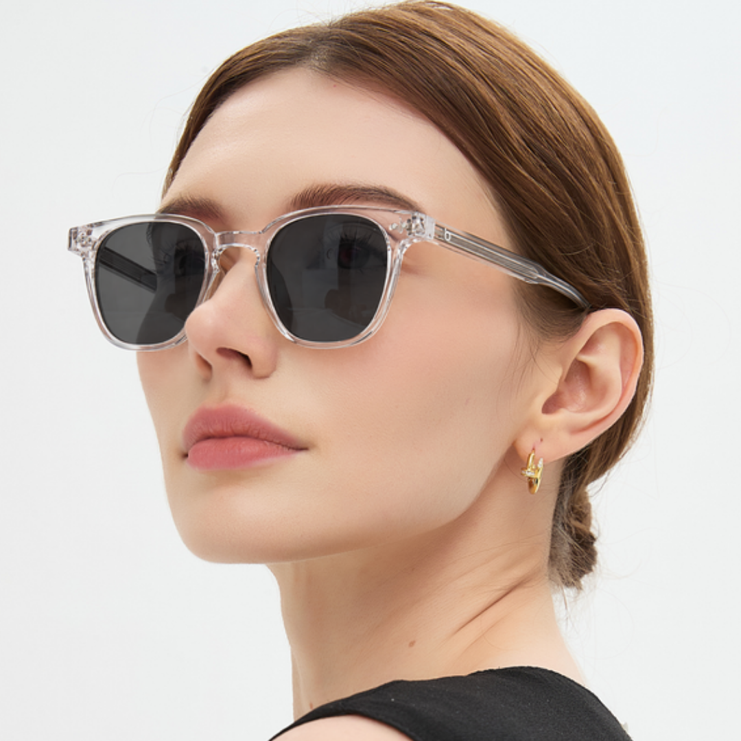 Porträt mit Auguste Crystal Sonnenbrille, dunkelgraue Gläser, transparenter Rahmen