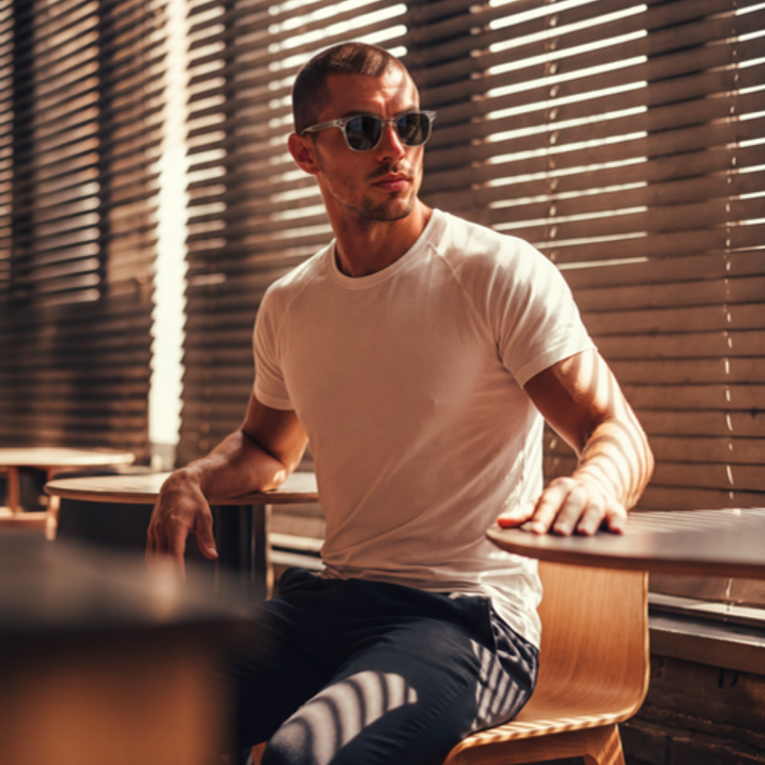 Lifestyle – Auguste Sonnenbrille mit transparentem Crystal-Rahmen im Freien
