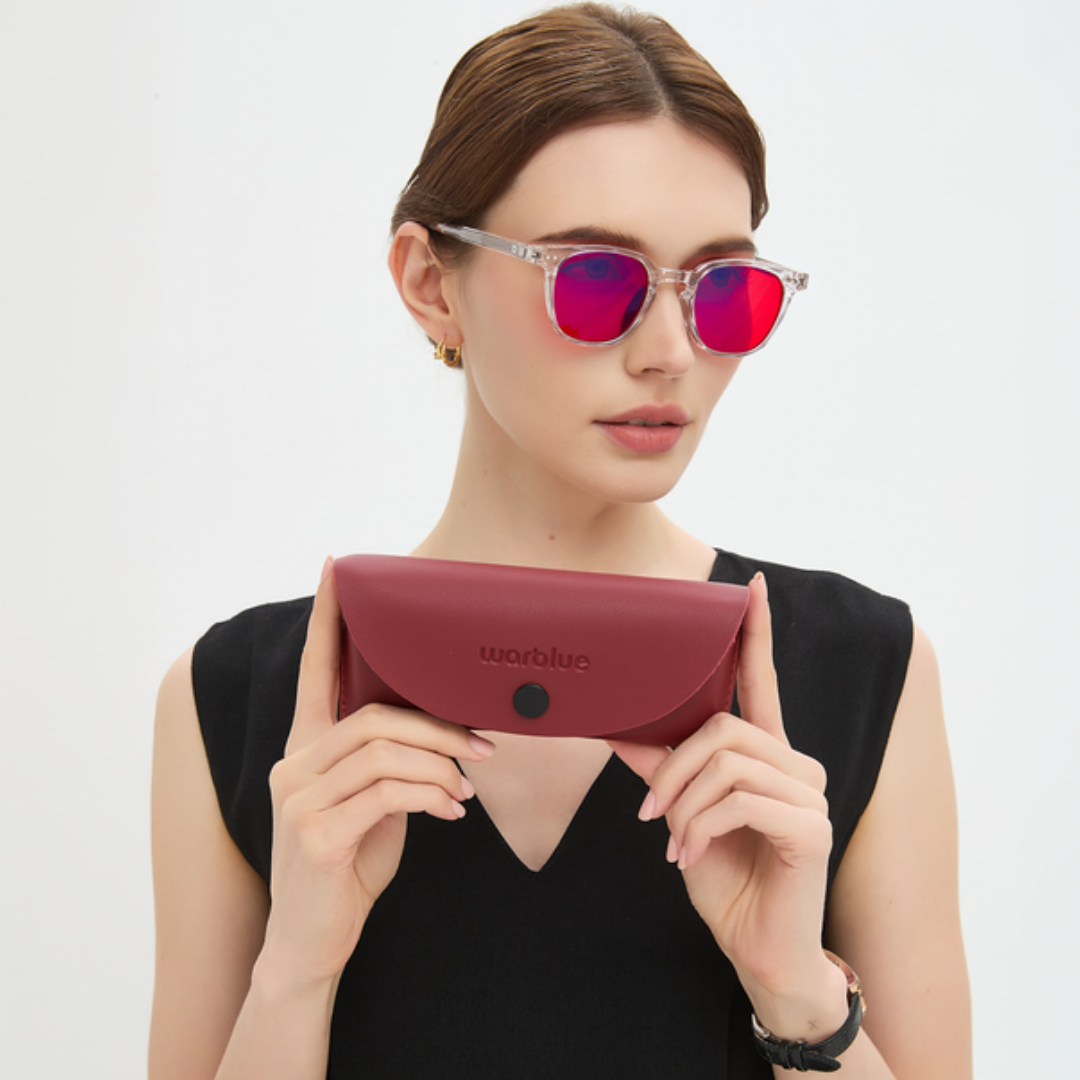 Model hält das Da Vinci Schutzetui – Brille mit Crystal-Gestell