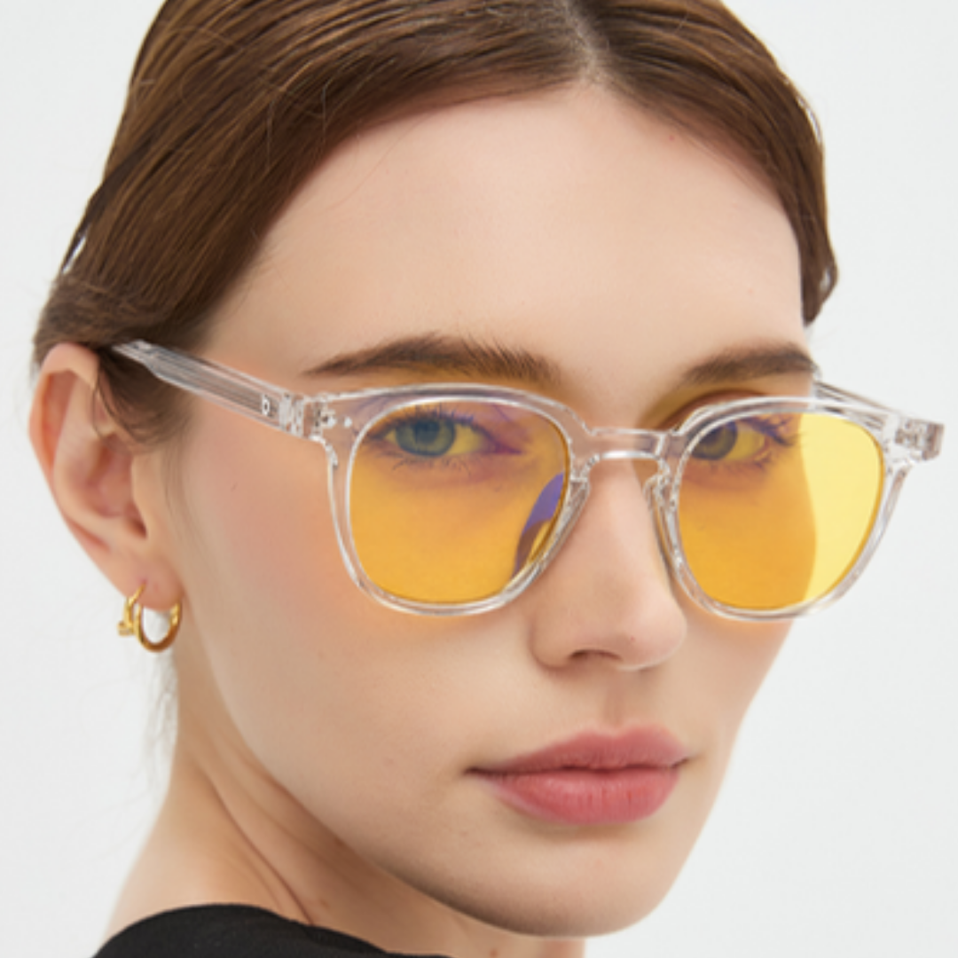 Porträt mit der Brille Galileo Crystal, gelbe Gläser, transparente Fassung