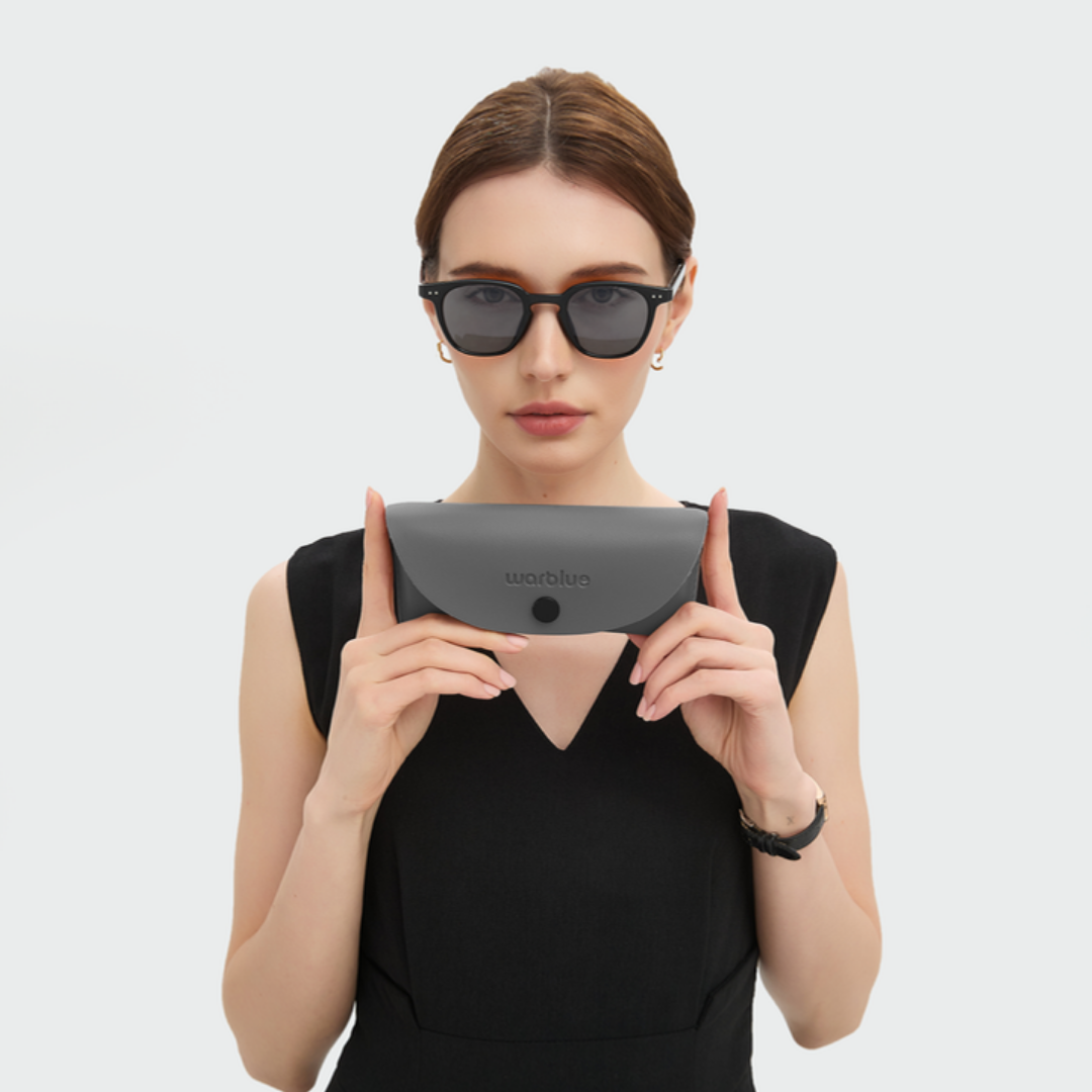 Model hält das Louis Schutzetui – Sonnenbrille mit schwarzem Gestell