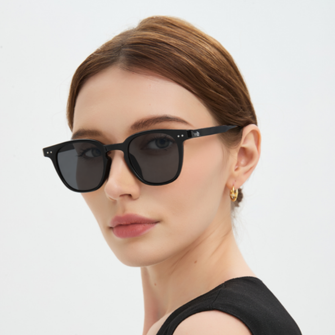Porträt mit Louis Sonnenbrille, hellgraue Gläser, schwarzes Gestell