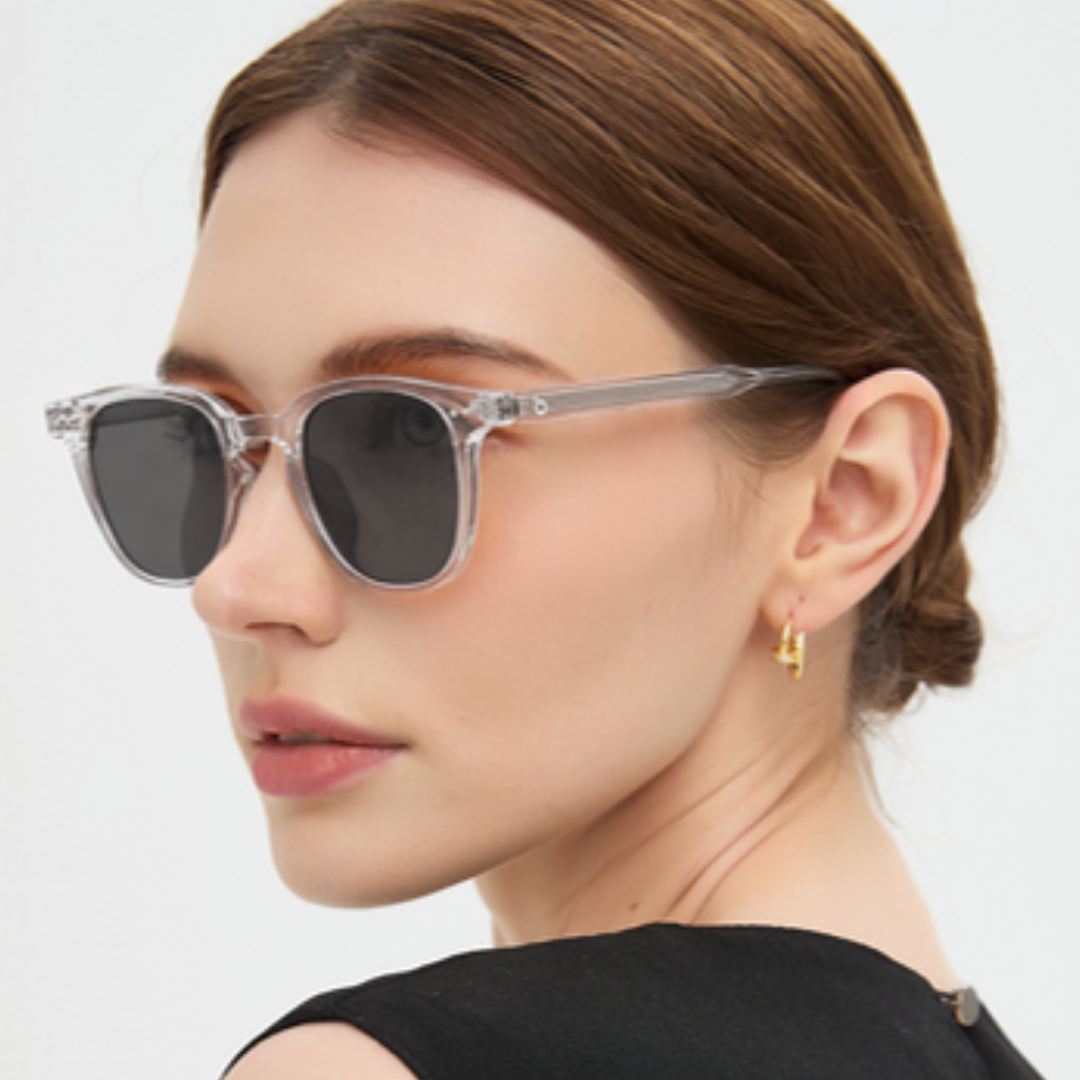 Porträt mit Louis Crystal Sonnenbrille, hellgraue Gläser, transparenter Rahmen
