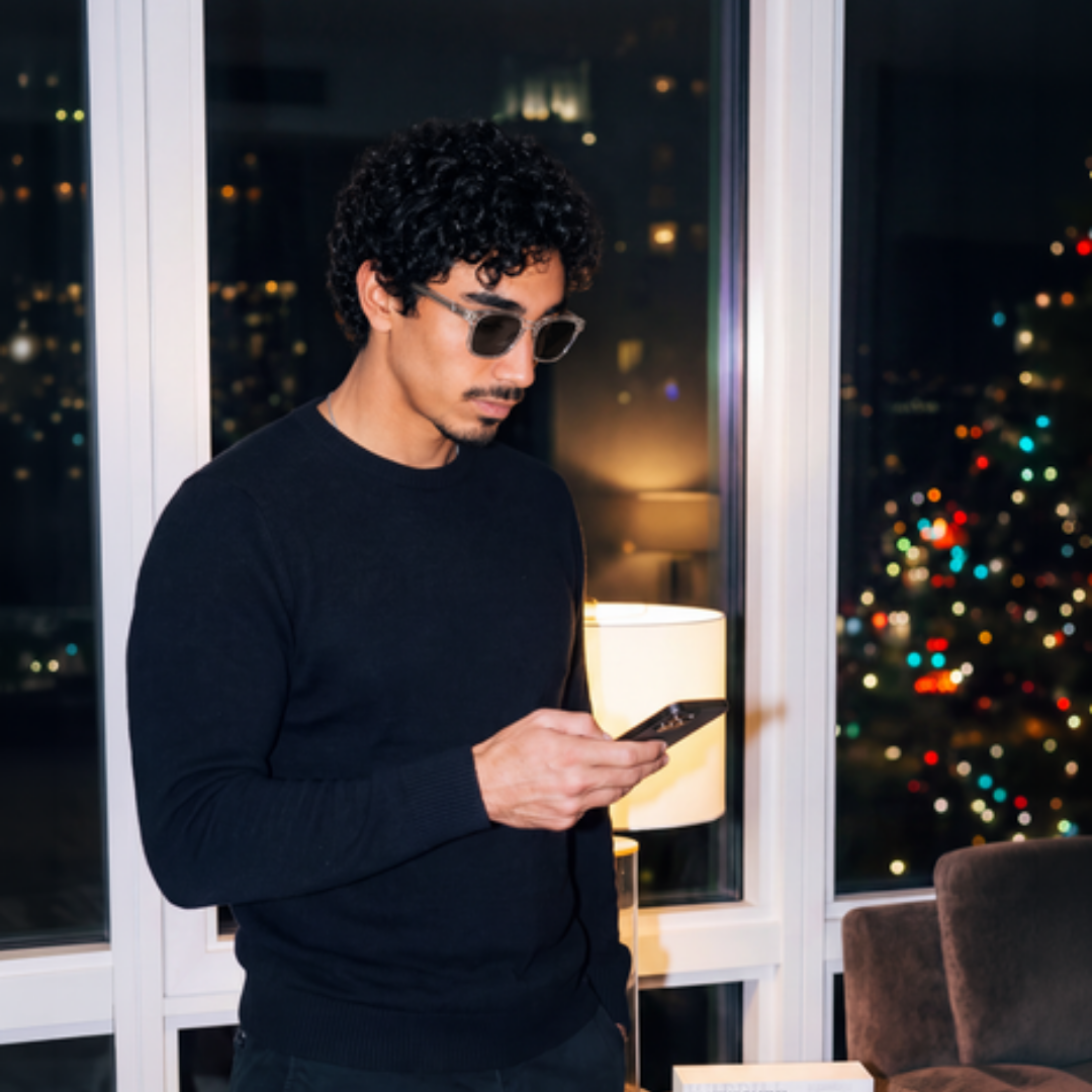 Lifestyle – Louis Sonnenbrille mit transparentem Crystal-Rahmen im Freien