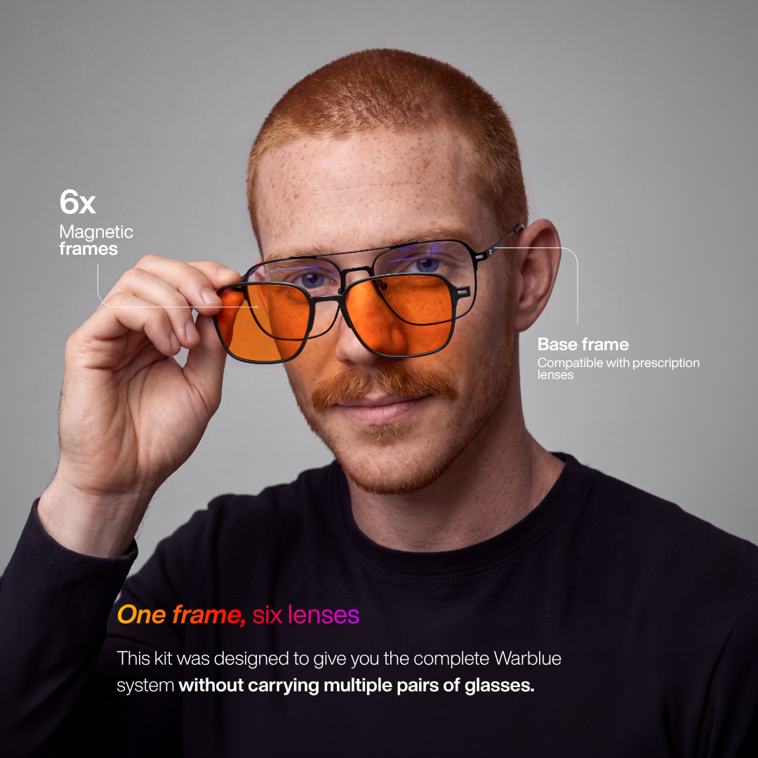 Eine Fassung, sechs Gläser – Model setzt ein oranges Magnetglas auf die für Korrekturgläser vorbereitete Basisfassung