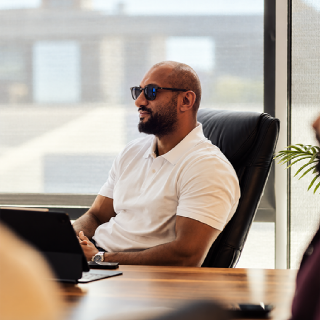 Lifestyle – Louis Sonnenbrille mit schwarzem Gestell im Freien