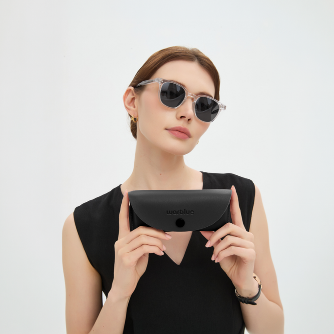 Model hält das Auguste Schutzetui – Sonnenbrille mit Crystal-Rahmen