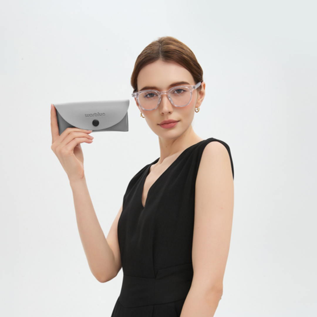 Model mit dem Edison-Schutzetui in der Hand – Brille mit Crystal-Fassung