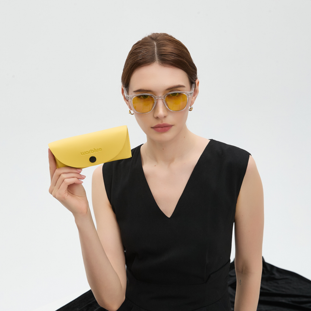 Model mit dem Galileo-Schutzetui in der Hand – Brille mit Crystal-Fassung