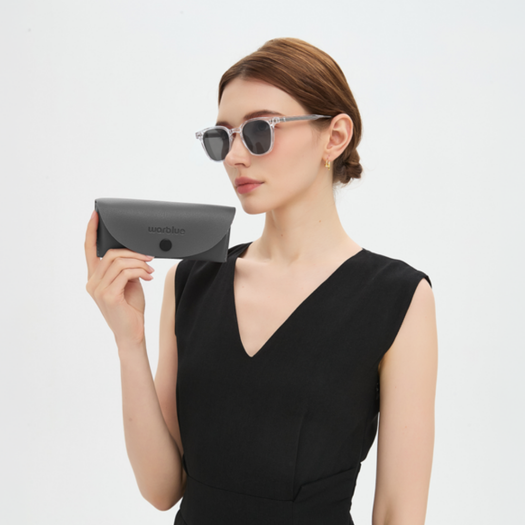 Model hält das Louis Schutzetui – Sonnenbrille mit Crystal-Rahmen