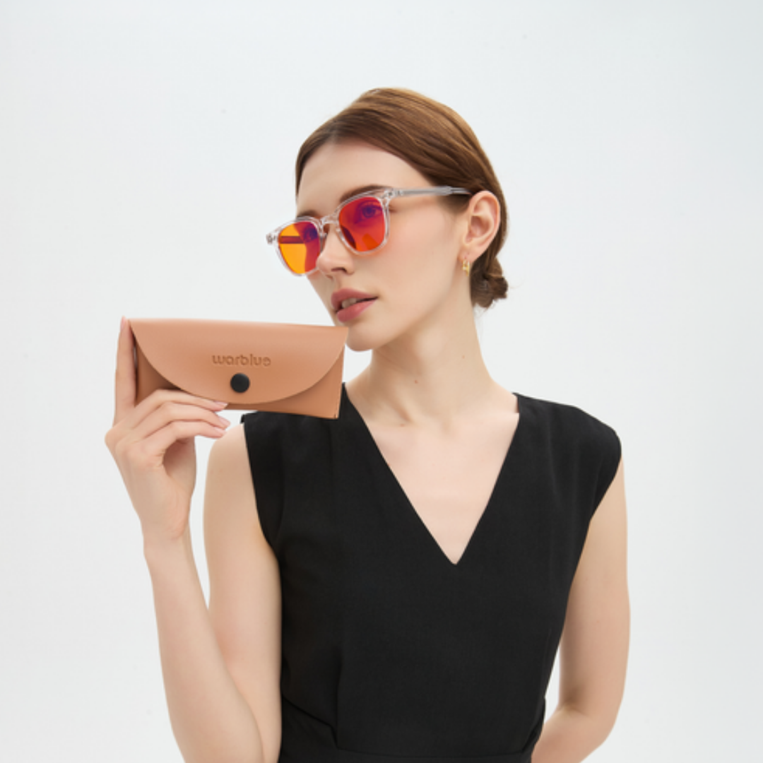 Model mit dem Newton-Schutzetui in der Hand – Brille mit Crystal-Fassung