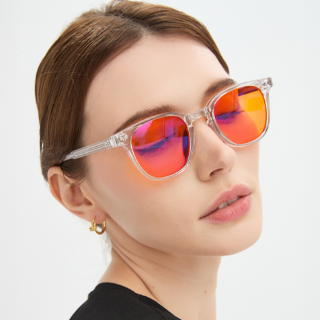 Porträt mit der Brille Newton Crystal, orange Gläser, transparente Fassung